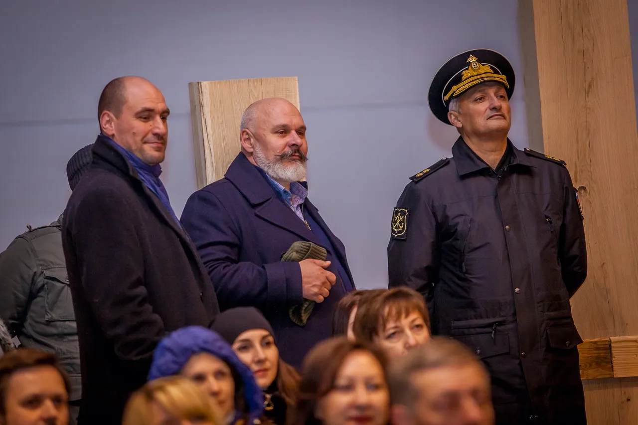 Установка кормового декора