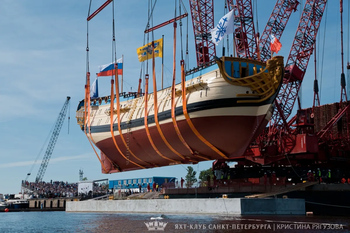 Линейный корабль «Полтава» спустили на воду в Яхт-клубе Санкт-Петербурга
