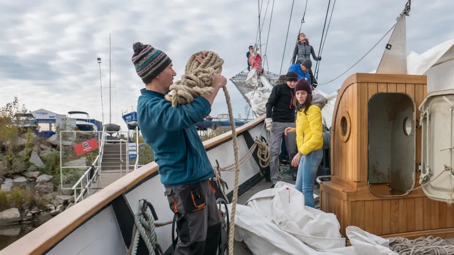 18 октября на "Надежде" волонтеры Фонда снимали паруса